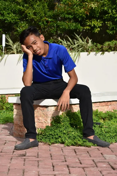 Egy boldogtalan filippínó fiú ifjúság — Stock Fotó