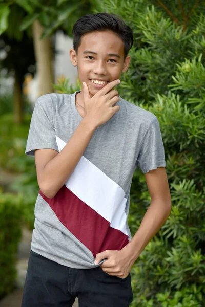 Dobře vypadající asijský chlapec myšlení — Stock fotografie