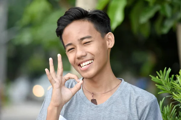 Dobře filipínský dospívající muž — Stock fotografie