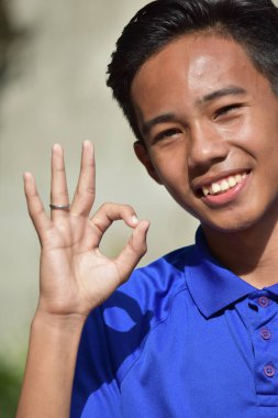 İyi görünümlü bir azınlık çocuğu.