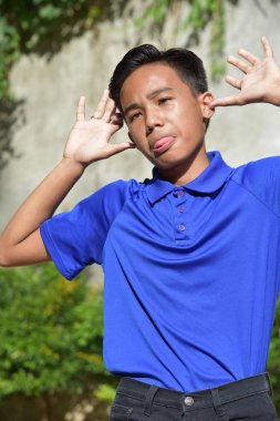 Komik Yüzler Yapan Bir Gençlik