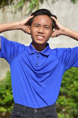 Stresli bir genç çocuk.