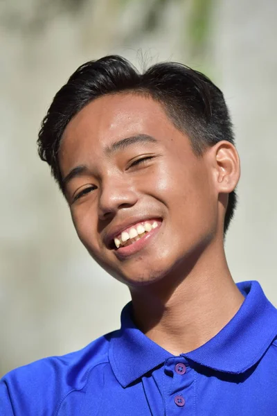 Um adolescente minoritário sorridente — Fotografia de Stock