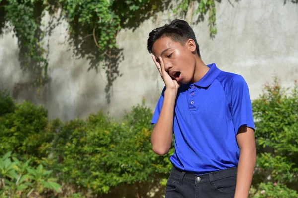 Sonolento bom olhar Filipino adolescente menino — Fotografia de Stock