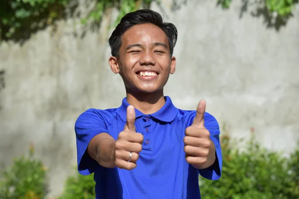 A Juvenile With Thumbs Up — Stock Photo, Image