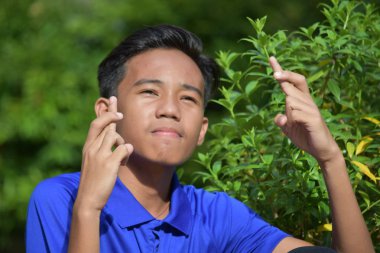 Şanslı bir genç erkek.