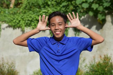 Komik Yüzler Yapan Bir Erkek