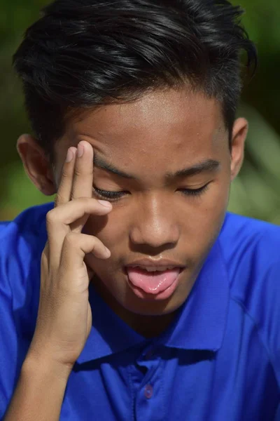 Um adolescente asiático menino e doença — Fotografia de Stock