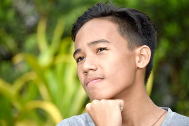 Azınlık bir çocuk düşünüyor.