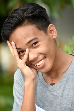 Bir Erkek Genç Gülüyor