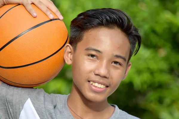 Giovane giocatore di basket maschile sorridente con pallacanestro — Foto Stock