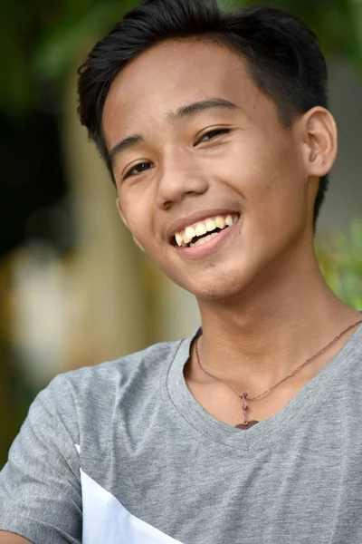 Seorang pria Filipina Tersenyum — Stok Foto