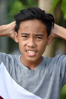 Endişeli bir genç çocuk