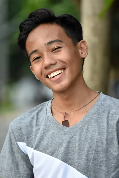 Um menino minoritário sorridente — Fotografia de Stock