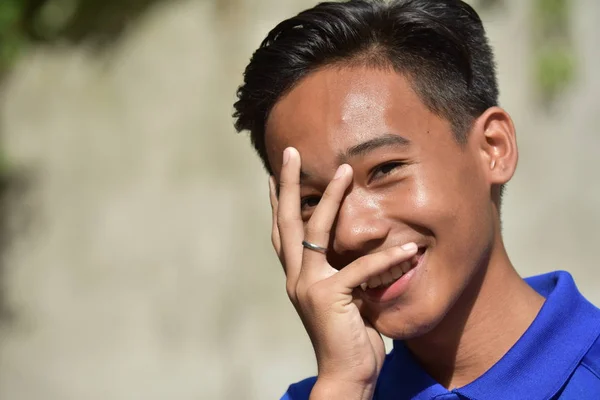 Un joven filipino tímido guapo —  Fotos de Stock