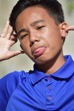 Komik yüzler yapan bir çocuk.