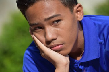 Genç bir azınlık erkek ve üzüntü