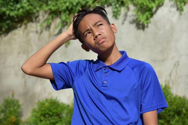 Azjatycki chłopiec nastolatek i zamieszanie — Zdjęcie stockowe