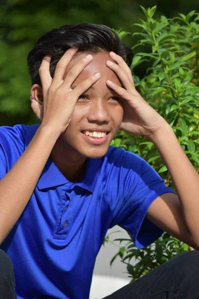 Un adolescente filipino y la ansiedad —  Fotos de Stock