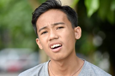 Genç bir Asyalı çocuk ve karışıklık