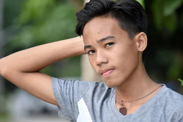 Un adolescent philippin sans émotion — Photo