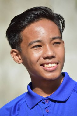 Gülümseyen Yakışıklı Asyalı Genç Erkek