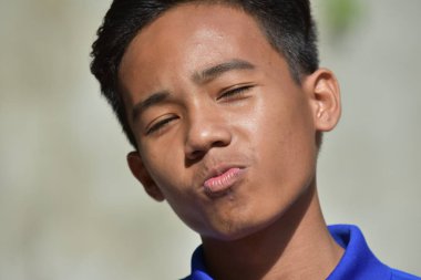 Bir Yakışıklı Genç Öpüşme