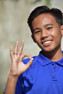 Bir Filipinli Juvenile Ve Tamam İşareti