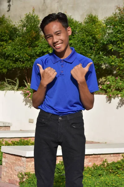 Um menino adolescente feliz — Fotografia de Stock
