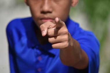 Bir Genç Çocuk İşaret