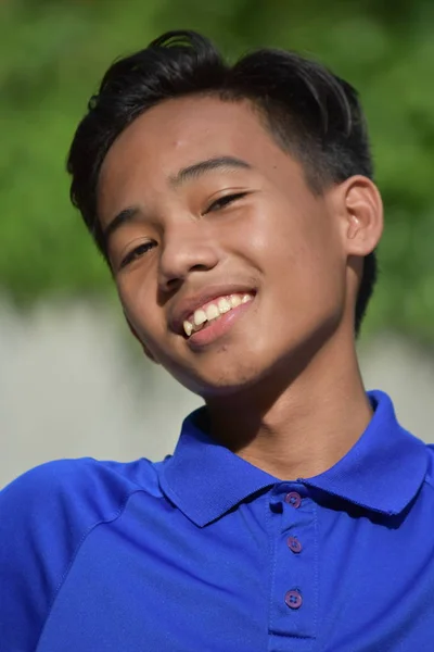 若々しいフィリピンのティーンエイジャーの少年と幸福 — ストック写真