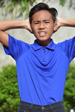 Stres Altında Yakışıklı Bir Azınlık Genç