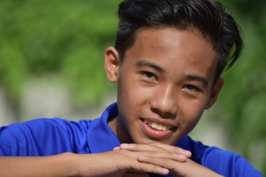 Bir Yakışıklı Genç Çocuk