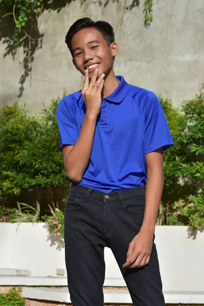 Un timido ragazzo adolescente — Foto Stock