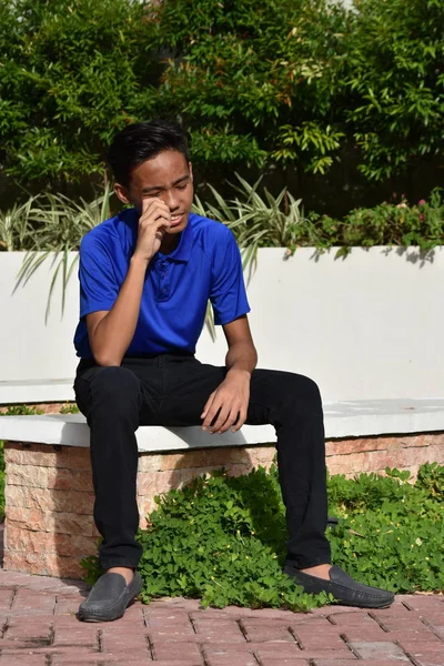 Ein tränenreicher philippinischer Teenager-Junge — Stockfoto