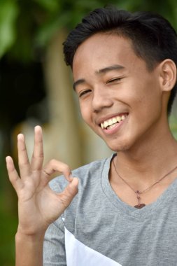 Genç Filipinli çocuk ve iyi işareti