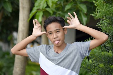 Komik Yüzler Yapma Asyalı Bir Çocuk