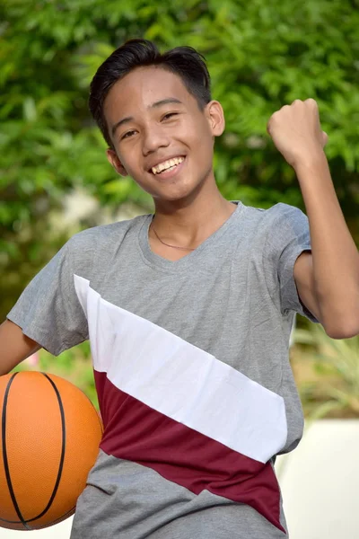 Ganador de un jugador de baloncesto con baloncesto — Foto de Stock