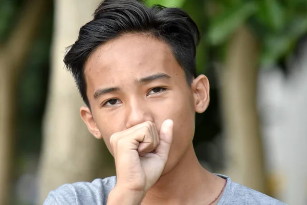 Um menino filipino bonito doente — Fotografia de Stock