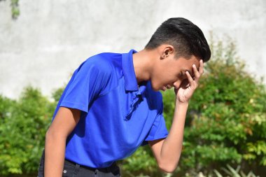 Bir genç erkek ve başarısızlık