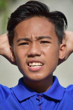 Bir Endişeli İyi Görünümlü Çeşitli Gençlik