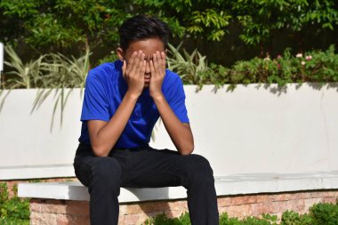 Bir Hayal Kırıklığına Yakışıklı Asyalı Boy
