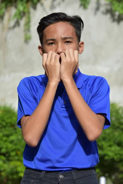 Ein asiatischer Teenager Junge Angst — Stockfoto