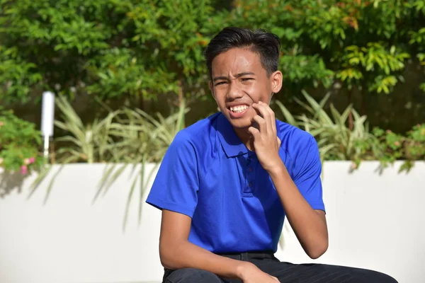 Um menino jovem com dor de dente — Fotografia de Stock