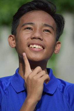 Düşünceli bir erkek çocuk