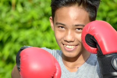 Fit Erkek Boksör Boks Eldiven giyen gülümseyen