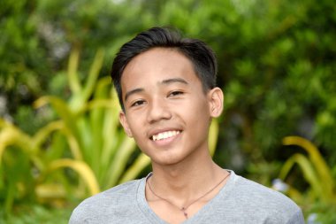 Gülümseyen Yakışıklı Azınlık Çocuk