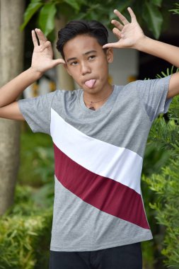 Bir Genç Erkek Komik Yüzler Yapıyor