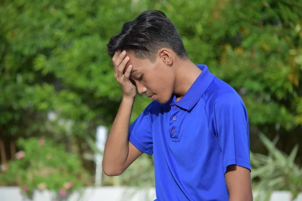 Нещасливий молодий азіатський неповнолітній — стокове фото