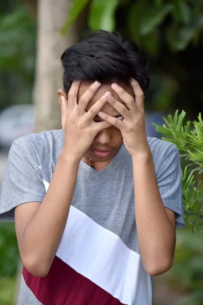 年轻的菲律宾少年男孩在压力之下 — 图库照片